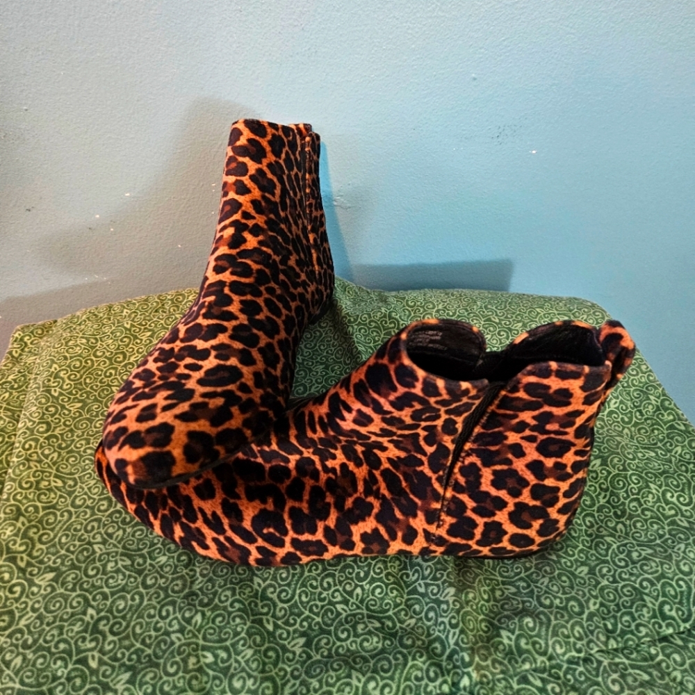 Born Remo Leopard cheetah print pull on bootie shoe size 7 brown black boot
